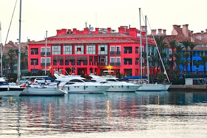 Ubicado en el puerto deportivo de Sotogrande, el hotel presenta una fachada de diseño contemporáneo inspirado en el mundo náutico, con predominio de materiales naturales