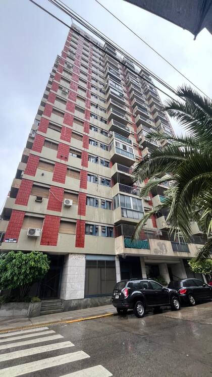 Ubicado en el sexto piso, este monoambiente en La Boca cuenta con balcón, cocina independiente y baño