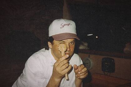 Ubicado en el Sunset Strip de West Hollywood, Spago fue un éxito instantáneo y un fenómeno gastronómico. Sus primeros platos de autor, como las pizzas gourmet con salmón ahumado y caviar, o el cordero Sonoma con verduras estofadas y romero, colocaron a Wolfgang y a Spago en el mapa de la cocina gourmet internacional.