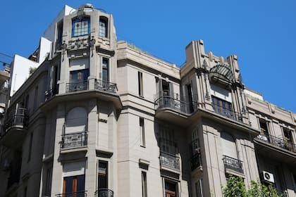 Ubicado en la avenida Las Heras al 1914, este edificio cuenta con una cúpula que corona su esquina.