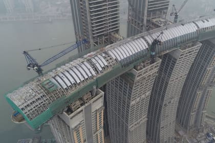 Ubicado en la ciudad de Chongqing, la estructura de 300 metros de vidrio y acero es conocida como The Crystal, y está ubicada a 260 metros de altura
