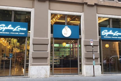 Ubicado en la Plaza de la República, es el primero de una cadena dedicada a las especialidades italianas