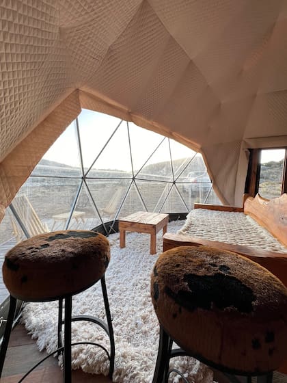 Ubicado en medio del campo y con vista inigualable, el domo está muy bien equipado