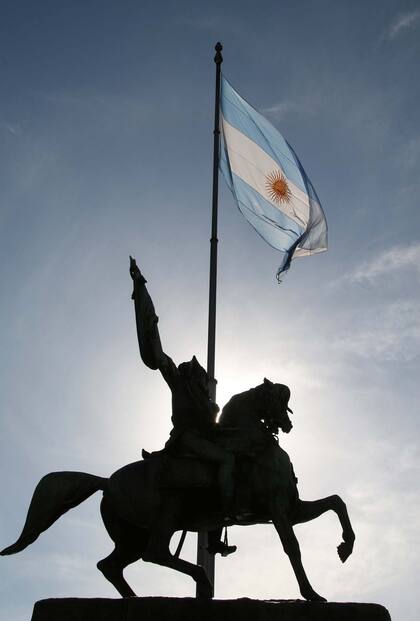Ubicado en Plaza de Mayo, el monumento ecuestre a Manuel Belgrano consolida su lugar en el imaginario histórico local.