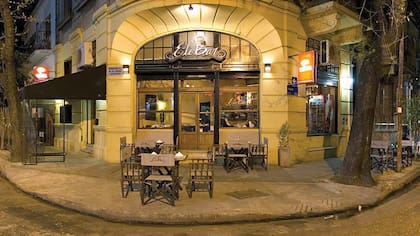 Ubicado en una esquina, la vereda de Elebar es un gran punto para sentarse a ver la gente pasar y comer rico