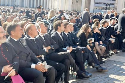 Ubicados de manera protocolar, los aspirantes Carlos de Borbón-Dos Sicilias, Emanuele Filiberto, Pedro de Borbón-Dos Sicilias y Aimone de Saboya en el funeral del papa Francisco