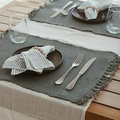 Ubicar los individuales sobre un camino es una buena forma de darle personalidad a la mesa.