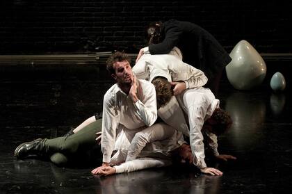 Ubú patagónico abre la visita a la producción de Mariana Chaud,con las actuaciones de Marcos Ferrante, Santiago Gobernori, Nicolás Levín, Fernando Tur y la misma directora (aunque en la función del sábado, ese papel estuvo a cargo de Laura Paredes, integrante del elenco original)