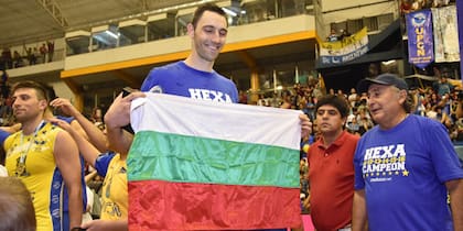 Uchikov con su bandera de Bulgaria