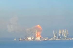 Ucrania asegura que destruyó un barco de guerra ruso en un puerto cerca de Mariupol