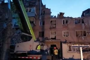 Ucrania muestra como misiles rusos destruyeron un edificio en la ciudad de Mykolaiv