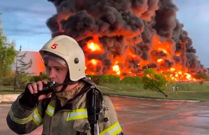 Ucrania ya lanzó varios ataques sobre Crimea, en esta foto, el incendio de un depósito de combustible en Sebastopol.