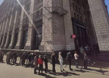 Ucranianos aguardan para comprar la estampilla conmemorativa del Servicio Postal, tras el hundimiento del Moskva.