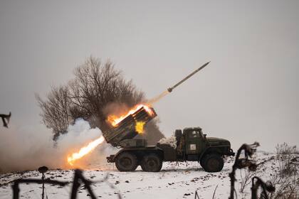 Ucranianos disparan cohetes hacia posiciones rusas en la zona de Járkiv, Ucrania, sábado 25 de febrero de 2023. (AP Foto/Vadim Ghirda)
