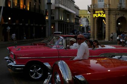 Uh letrero en la entrada del hotel Plaza en La Habana
