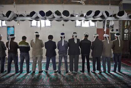Miembros de la comunidad uigur en una mezquita en Xinjiang