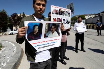 Uigures protestaron frente a la embajada de Chona en Turquía para exigir información sobre sus familiares detenidos. (AP Photo/Burhan Ozbilici)