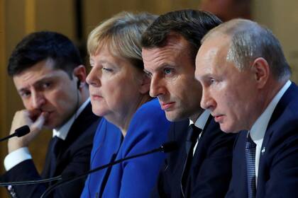 El presidente ucraniano, Volodimir Zelensky; la canciller alemana, Angela Merkel; el presidente francés, Emmanuel Macron, y el presidente ruso, Vladimir Putin, em una conferencia de prensa después de una cumbre sobre Ucrania en el Palacio del Elíseo, en París, el 9 de diciembre de 2019
