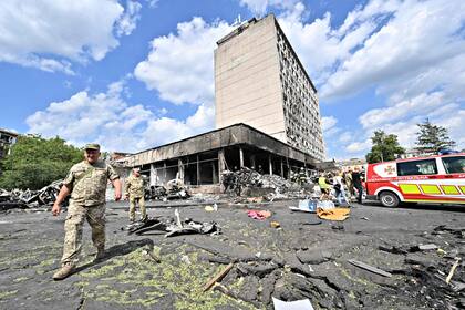 Miembros del ejército y bomberos ucranianos inspeccionan un edificio dañado luego de un ataque aéreo ruso en la ciudad de Vinnytsia, en el centro-oeste de Ucrania el 14 de julio de 2022