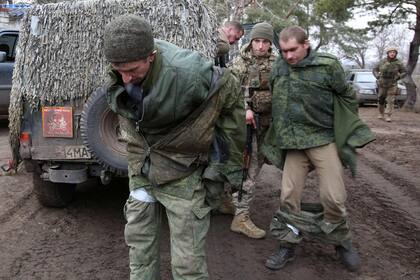 Fuerzas militares ucranianas detienen a militares de la autoproclamada República Popular de Lugansk, durante el ataque matutino contra la ciudad de Schastye