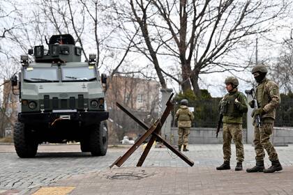 Fuerzas Militares de Ucrania bloquean una carretera en el llamado "barrio del gobierno" en Kiev, capital y metrópoli ucraniana, para evitar el avance ruso (Foto de Sergei SUPINSKY / AFP)