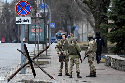 Fuerzas de Ucrania bloquean una carretera en el llamado "barrio del gobierno" en Kiev