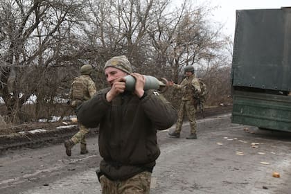 Militares ucranianos se preparan para repeler un ataque en la región de Lugansk. Los ataques aéreos rusos alcanzaron instalaciones militares en todo el país y las fuerzas terrestres se trasladaron desde el norte, el sur y el este