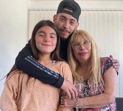 Ulises Bueno con su hija y su mamá en una foto de archivo de 2021