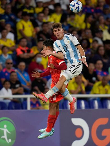 Ulises Ciccioli y Diether Vásquez pujan en el aire por la pelota; al defensor lateral argentino le cometieron la falta que derivó en el tiro libre que propició el gol de Infantino.