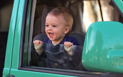 Ulises, el bebé de 10 meses, hijo e la autora de la nota, a bordo de la campervan.