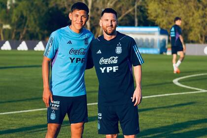 Ulises Giménez con Lionel Messi, en el predio de Ezeiza