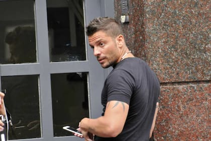 Ulises Jaitt, hermano de Natacha, en la puerta de la sala velatoria de la AMIA