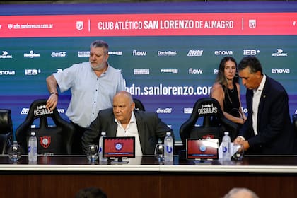 Ulises Morales (sentado), el dirigente de San Lorenzo que fustigó el accionar de Jhohan Romaña