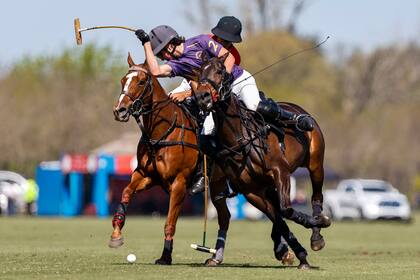 Ulloa de revés y delante de él, Paco de Narváez tratando de meter un backhander