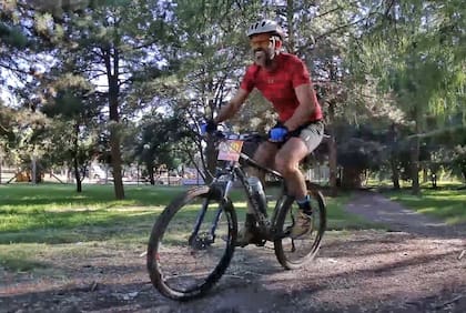 Ulpiano Suarez, intendente de la capital mendocina fue víctima de un violento asalto perpetrado por tres delincuentes. El cacique comunal salió ileso, pero le robaron todo: desde el rodado, el celular hasta la remera.