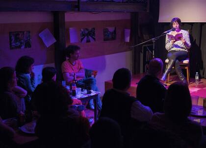 Última edición de Carne Argentina, en el bar de FM La Tribu, con Mariana Eva Pérez al micrófono