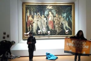 Vandalizaron “La primavera” con pegatinas y banderas en la Galería Uffizi de Florencia