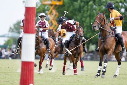 Ultima jugada y Pelón llega tocando la bocha para decretar la victoria de La Zeta Kazak
