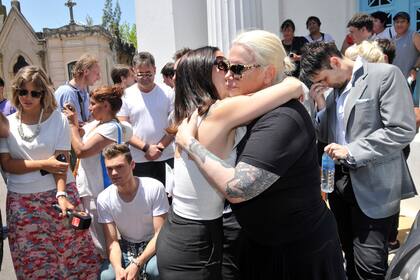 El abrazo de Julieta Bal con Carmen Barbieri, ambas con el llanto a flor de piel por la pérdida de Santiago