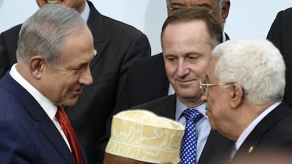 Último apretón de manos entre Netanyahu y Abbas en la cumbre del cambio climático el año pasado