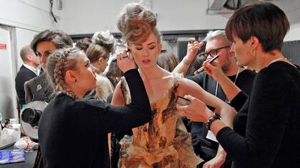 Ultimos detalles detrás del escenario, durante la presentación de la colección 2017 de moda de alta costura de Franck Sorbier, en París