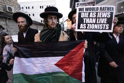 Ultraortodoxos antisionistas se han manifestado contra la guerra en Gaza y a favor del Estado palestino en diferentes partes del mundo desde que comenzó el conflicto.