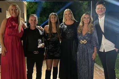 Uma, Amalia, y algunos de los 140 invitados a la fiesta; a la izquierda está Facundo Wendler, el diseñador de los tres vestidos de la hija de Granata y Cristian Fabbiani