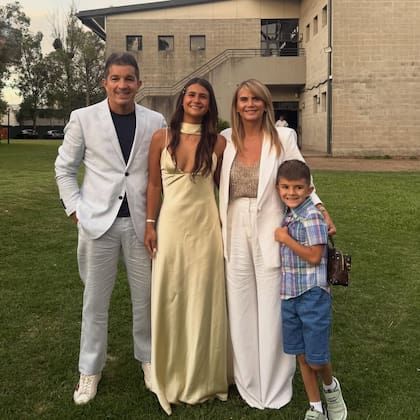 Uma junto a su madre, la pareja de ella Leonardo Squarzon y su hermano Roque (Foto: Instagram @amaliagranata)