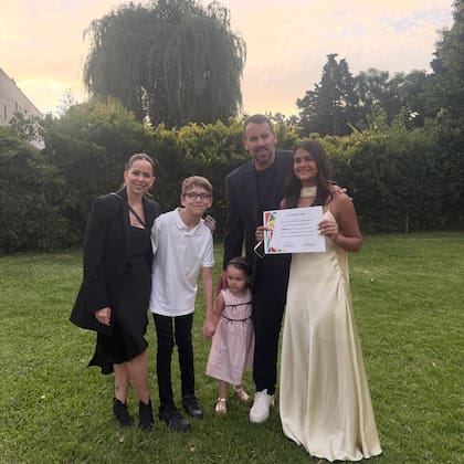 Uma junto a su padre, la pareja de él Gimena Vascón y sus hermanos Santino y Ambar (Foto: Instagram @amaliagranata)