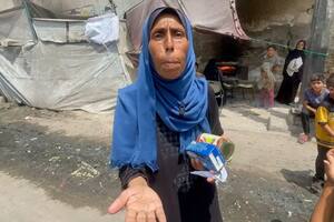 Uma Saadi dice que ha evacuado 15 veces desde que comenzó la guerra y que ya no puede mantener a sus hijos.