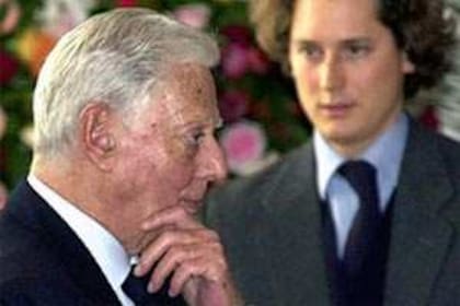 Umberto Agnelli y su sobrino John Elkann, en el sepelio de Gianni