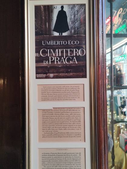 Umberto Eco le dedica un párrafo en su novela El cementerio de Praga. Parte de ese texto de 2010 está expuesto en una de las paredes del café.