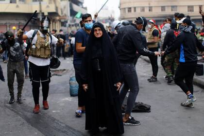 Umm Mahdi, de 66 años, una manifestante iraquí durante las protestas contra el gobierno en curso, en Bagdad, Irak, el 25 de noviembre de 2019