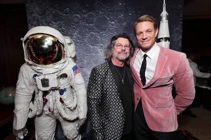 Joel Kinnaman junto al creador de la serie, Ron Moore